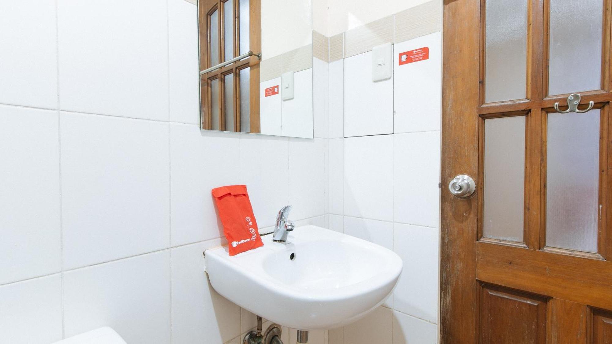 RedDoorz DBuilders Ph2 Taguig Hotel Buitenkant foto