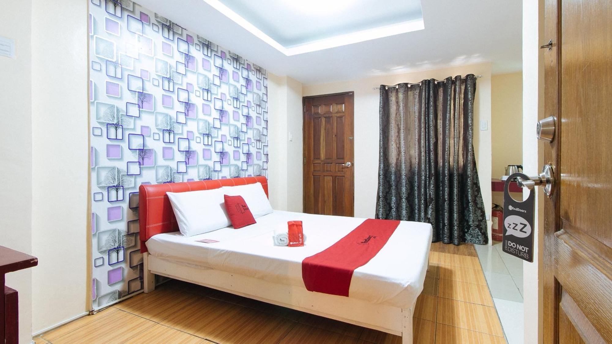 RedDoorz DBuilders Ph2 Taguig Hotel Buitenkant foto