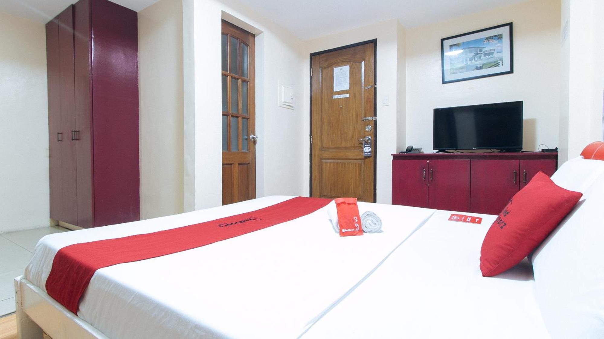 RedDoorz DBuilders Ph2 Taguig Hotel Buitenkant foto