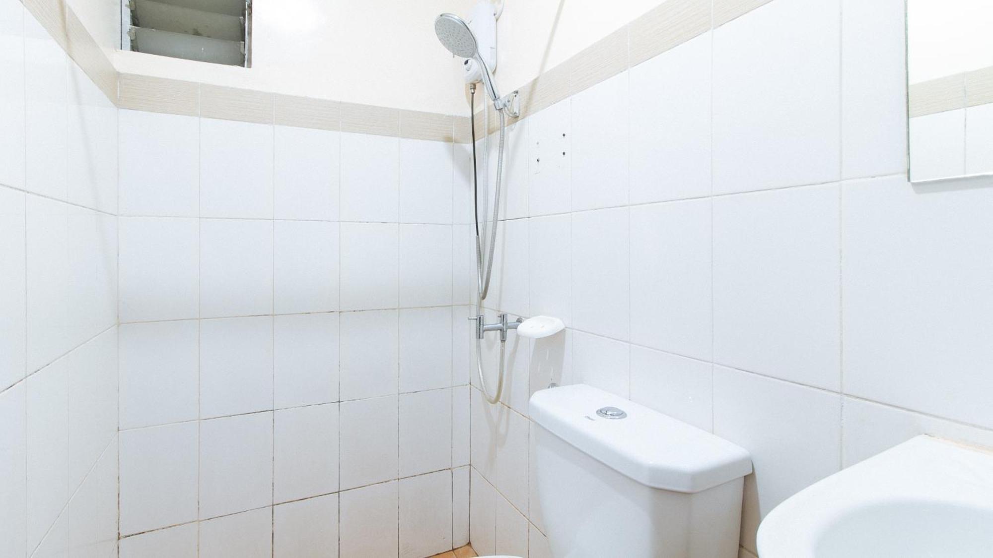 RedDoorz DBuilders Ph2 Taguig Hotel Buitenkant foto