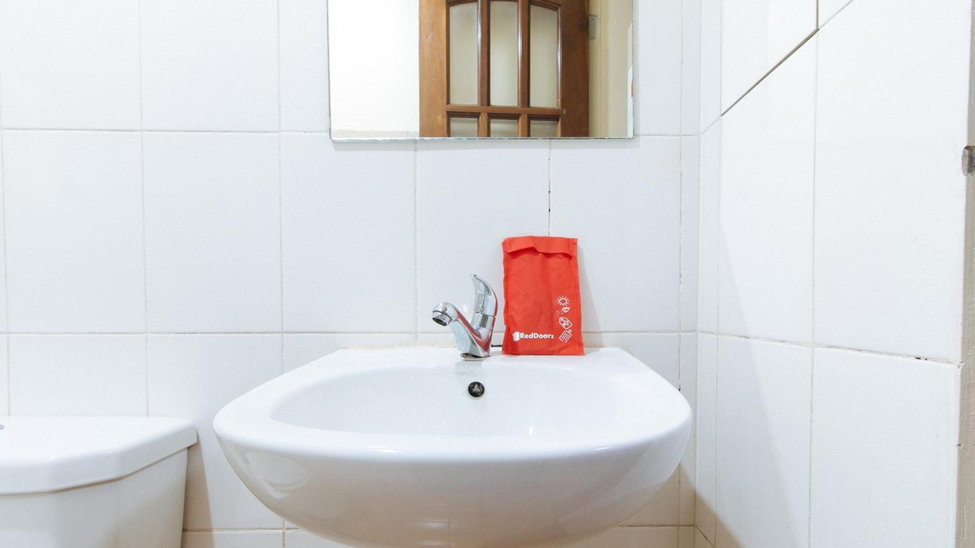 RedDoorz DBuilders Ph2 Taguig Hotel Buitenkant foto