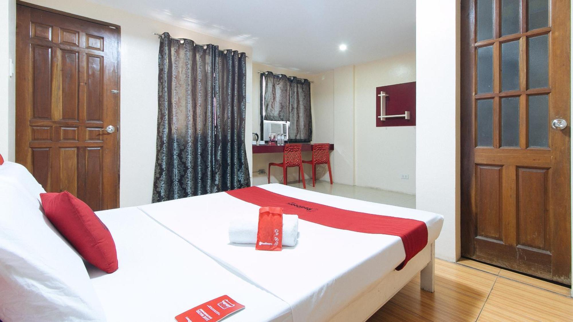 RedDoorz DBuilders Ph2 Taguig Hotel Buitenkant foto
