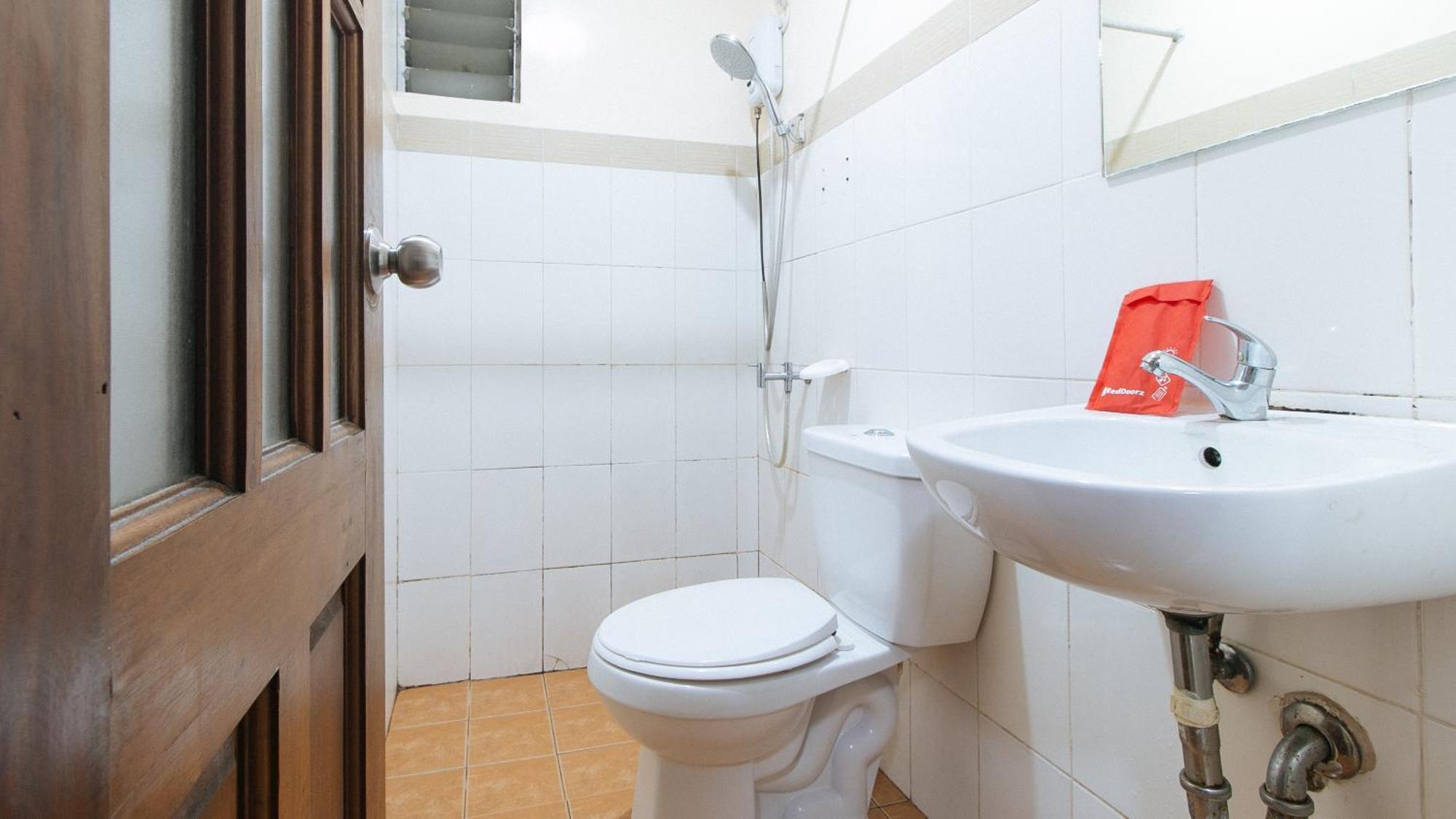 RedDoorz DBuilders Ph2 Taguig Hotel Buitenkant foto