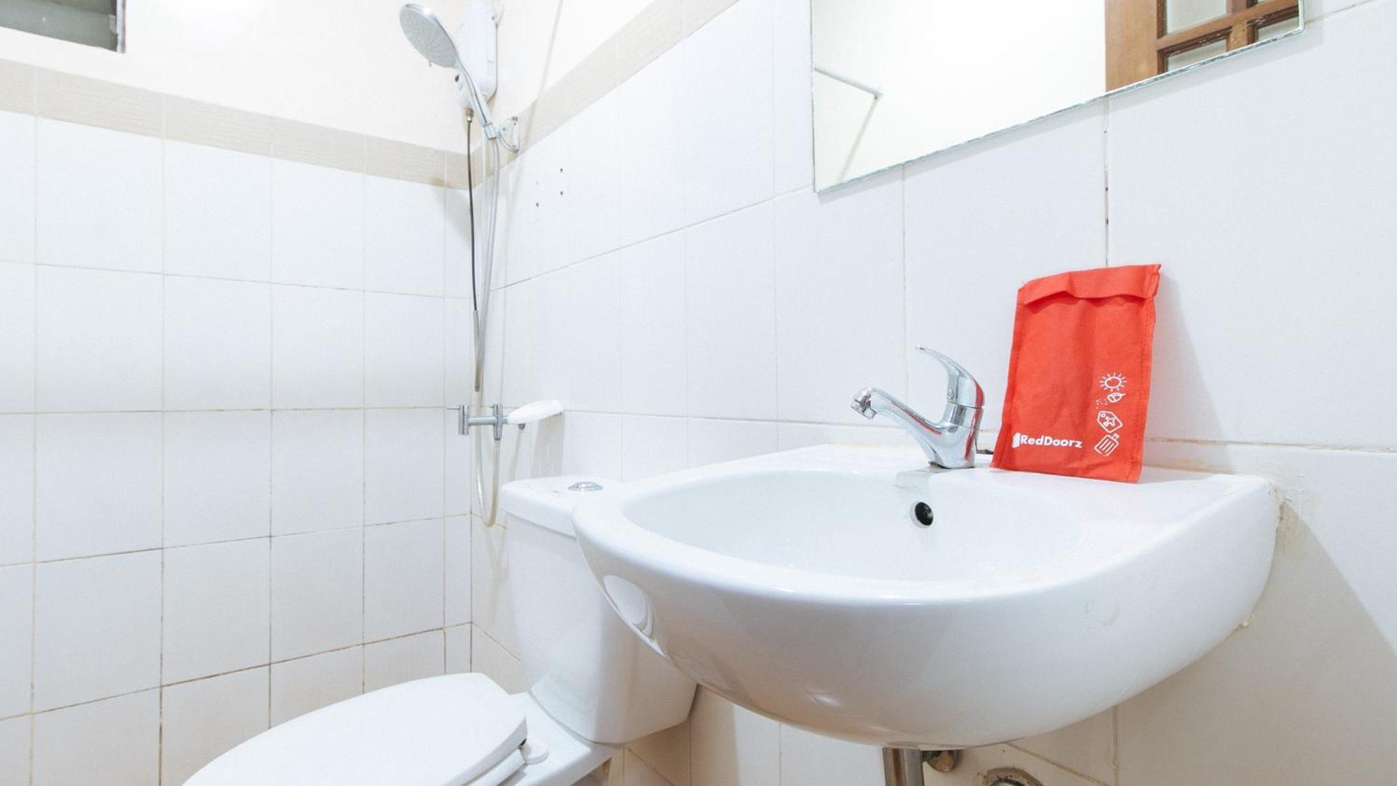 RedDoorz DBuilders Ph2 Taguig Hotel Buitenkant foto