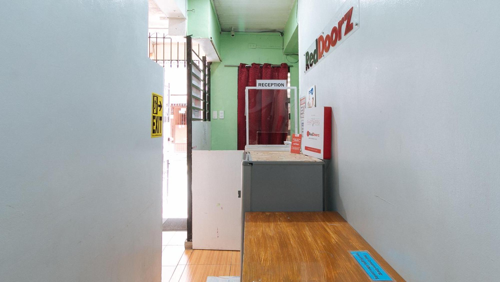 RedDoorz DBuilders Ph2 Taguig Hotel Buitenkant foto