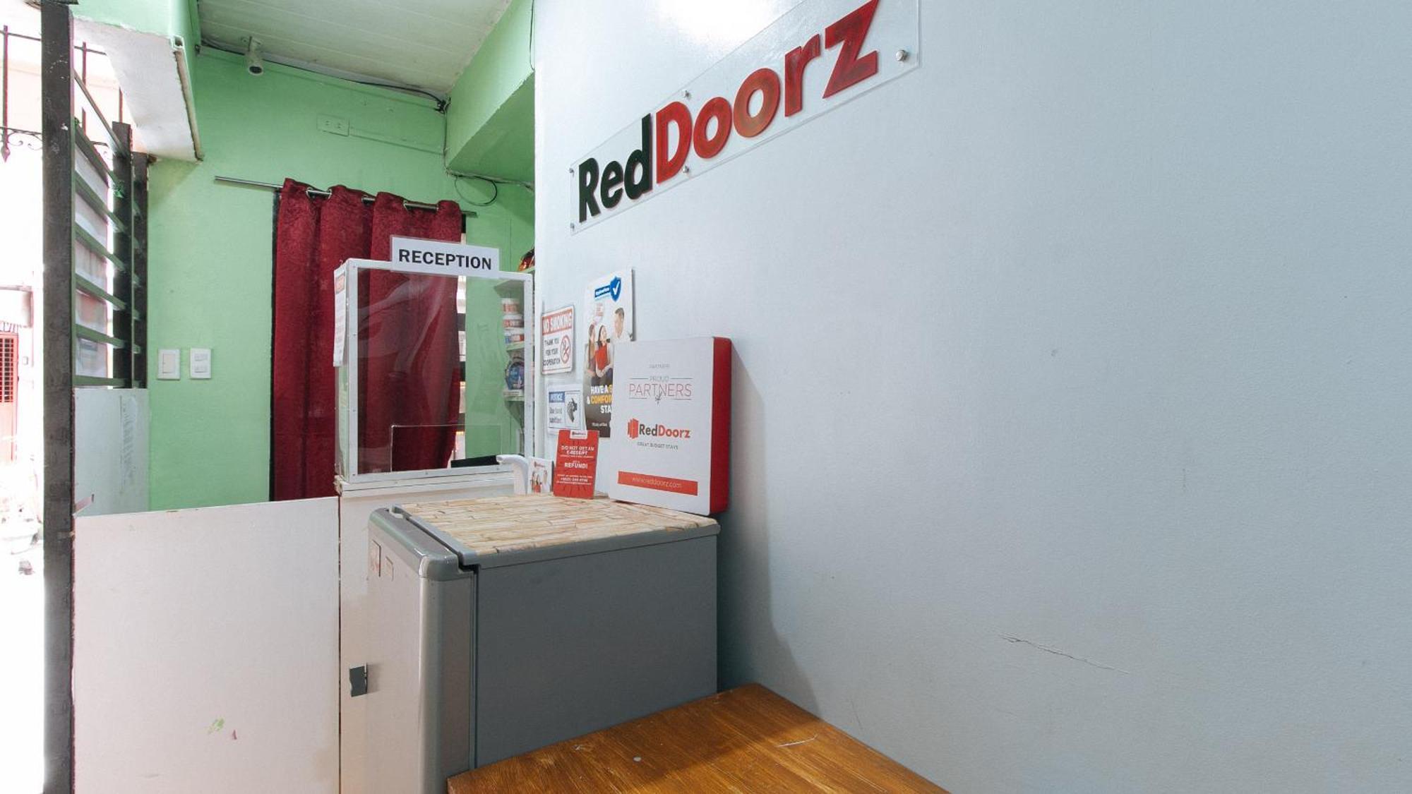 RedDoorz DBuilders Ph2 Taguig Hotel Buitenkant foto